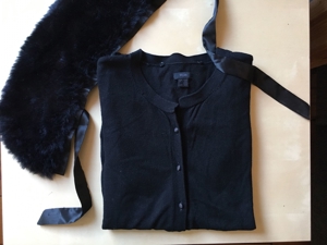 TCM Damen Strickjacke, schwarz mit abknöpfbarem Kunstfellkragen Bild 2