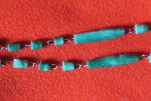 Halskette lange Kette grün mit spirituellem Sonnenmotiv graviert Bild 2