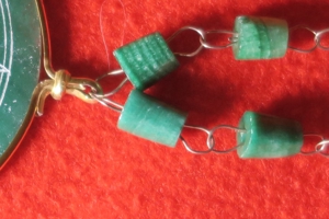 Halskette lange Kette grün mit spirituellem Sonnenmotiv graviert Bild 3