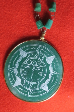 Halskette lange Kette grün mit spirituellem Sonnenmotiv graviert Bild 1