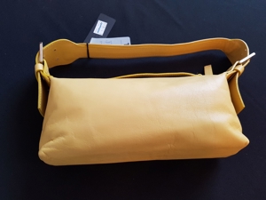 Zeitlos elegante Handtasche aus hochwertig verarbeitetem gelbem Leder Bild 1