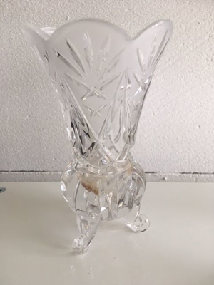 VASE MIT FÜSSCHEN UND SCHLEUDERSTERN 50-60 JAHRE