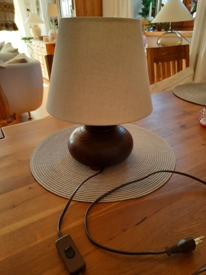 Wertige Tischleuchte Tischlampe Lampe mit mass. Holzfuß & weißem Stoff-Schirm  Bild 2