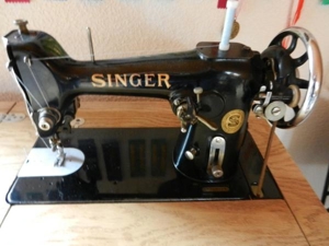 antike Singer-Nähmaschine mit Unterschrank