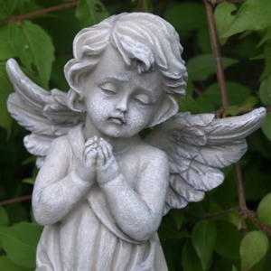 Gedenken und Erinnerung, Figur Grabengel mit Spruch, Ein Engel schütze Dich Bild 2