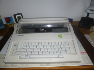 Elektrische Schreibmaschine AX210 Bild 1
