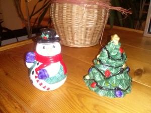 Weihnachtlicher Salz- u. Pfefferstreuer v. Christmas Village aus Keramik