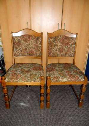 )( Schlag zu )( Zwei alte Stühle / gepolsterte Holzstühle Bild 2