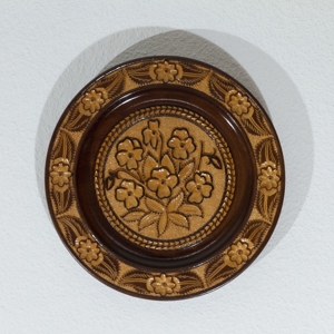 Geschnitzter, dekorierter Holzteller (Deko)