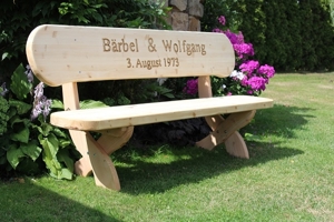 Gartenbank aus Holz mit Gravur. Hochzeitsgeschenk.