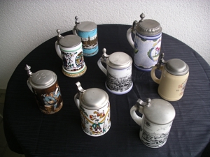 8 Bierkrüge mit Zinndeckel Steingut Porzellan Keramik Sammlerkrüge Bild 4