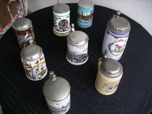 8 Bierkrüge mit Zinndeckel Steingut Porzellan Keramik Sammlerkrüge Bild 5