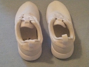 NEU - Original NIKE Turnschuhe / Hallenschuhe - Größe 27 / Schuhe / Sneaker Bild 2
