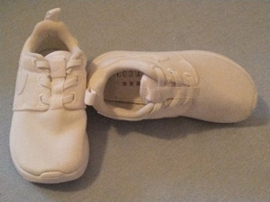 NEU - Original NIKE Turnschuhe / Hallenschuhe - Größe 27 / Schuhe / Sneaker Bild 3