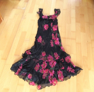 längeres schwarzes Kleid mit weinroten Blumen Capricorn Größe S