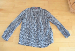 schwarzblauweiße langärmelige Bluse Größe 40/38 Suzanna