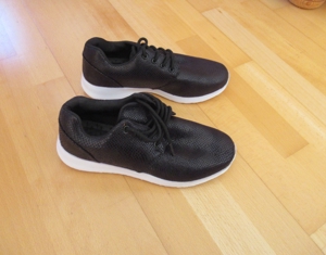NEUE schwarze Sneaker Young Spirit Größe 42