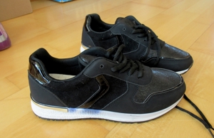 NEUWERTIGE schwarze Sneaker Größe 39