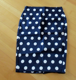 NEUER enger blauer Rock mit weißen Punkten hinten schlitz Größe S