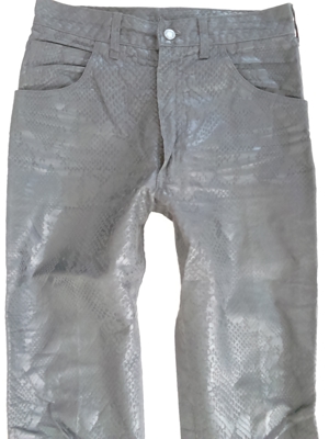 Gummierte Jeans mit Reptilienprägedruck, Gr. 29