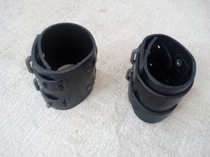 Schwarze Armriemen, Ledermanschetten, 6 cm breit Bild 2