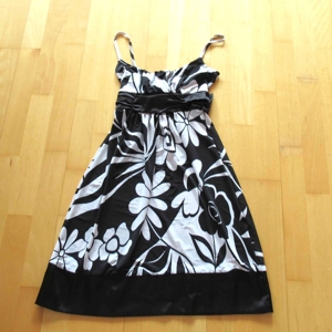 NEUWERTIGES schwarzweiß geblümtes Trägerkleid Größe 36