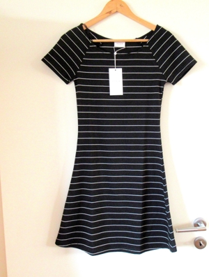 NEUES schwarzes kurzärmeliges Kleid mit weißen Streifen Vila Gr S