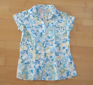 NEUWERTIGE weißliche BLuse mit Schmetterlingen Größe S