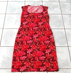 NEUWERTIGEs weinrotes Kleid mit roten Rosen von Hennes Gr. M