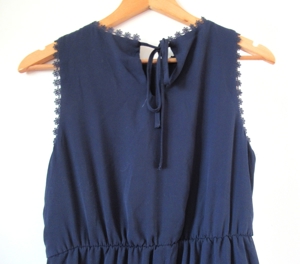 Neuwertiges dunkelblaues Kleid Größe S mit Borde an Ausschnitten Bild 2