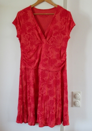 NEUWERTIGES rötliches geblümtes Kleid Größe 46