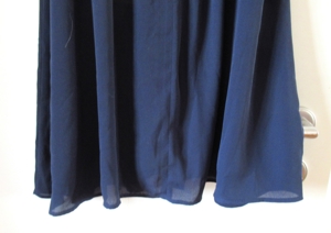 Neuwertiges dunkelblaues Kleid Größe S mit Borde an Ausschnitten Bild 4