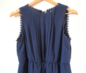 Neuwertiges dunkelblaues Kleid Größe S mit Borde an Ausschnitten Bild 3