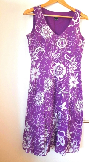 NEUWERTIGEs lila geblümtes Kleid von Esprit Gr. 36