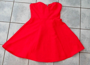 NEUES rotes schulterfreies Kleid Gr. 36 mit schwingendem Rock Bild 1