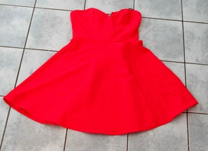 NEUES rotes schulterfreies Kleid Gr. 36 mit schwingendem Rock Bild 2