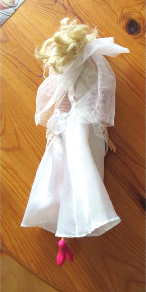 Barbiepuppe im Hochzeitskleid von 2009 Bild 2