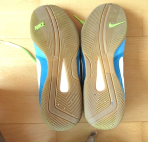 schöne hellblaue flache Sneaker mit Neon Größe 39/40 Nike Bild 2