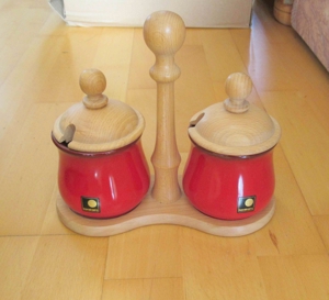 weinrote Töpfchen mit Holzdeckel und Holzgestell Keraküps