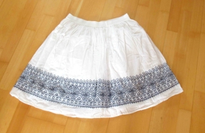 wollweißer Rock mit schwarzer bestickter Borde ca 36 / 38