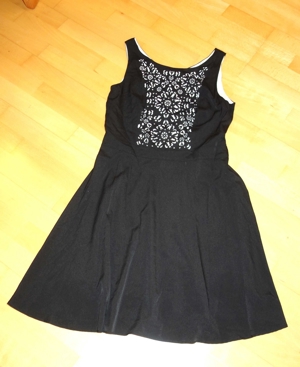 tolles schwarzes Kleid mit weißem Muster vorne Größe 38