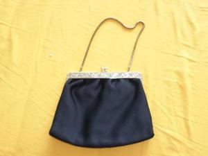 schwarze kleine Abendtasche mit goldener Kette
