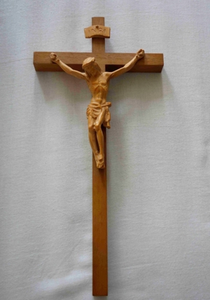 Holzkreuz mit Jesusfigur geschnitzt Höhe 30 cm Bild 1