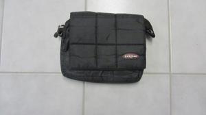 Eastpak Umhängetasche in schwarz