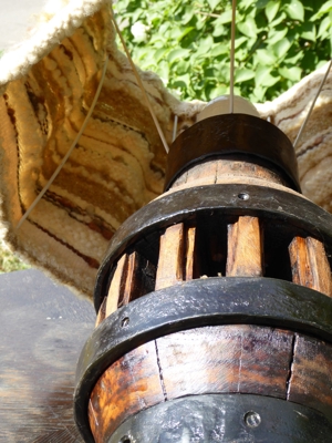 antike Rad-Naben-Lampe mit handgewebtem Schirm H 57 cm Bild 8