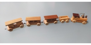 Altes Holzspielzeug Deko, Holzzug mit Lok + 4 Anhänger Bild 2
