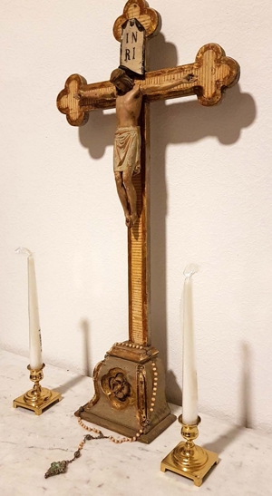 Barock Kapelle Kruzifix 18/19 Jh. Holz geschnitzt bemalt z.T. goldstaffiert 76cm 2 Kerzen Bild 3