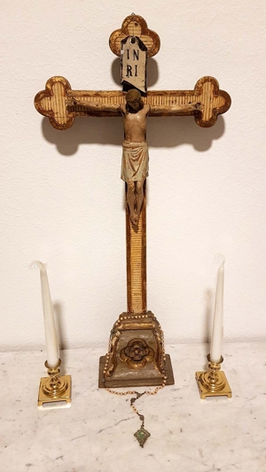 Barock Kapelle Kruzifix 18/19 Jh. Holz geschnitzt bemalt z.T. goldstaffiert 76cm 2 Kerzen Bild 1