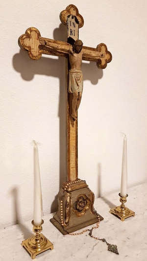 Barock Kapelle Kruzifix 18/19 Jh. Holz geschnitzt bemalt z.T. goldstaffiert 76cm 2 Kerzen Bild 2