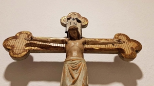 Barock Kapelle Kruzifix 18/19 Jh. Holz geschnitzt bemalt z.T. goldstaffiert 76cm 2 Kerzen Bild 5